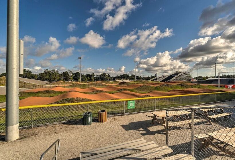 Dog Friendly Home W/ Yard ~ 6 Miles To The Beach!