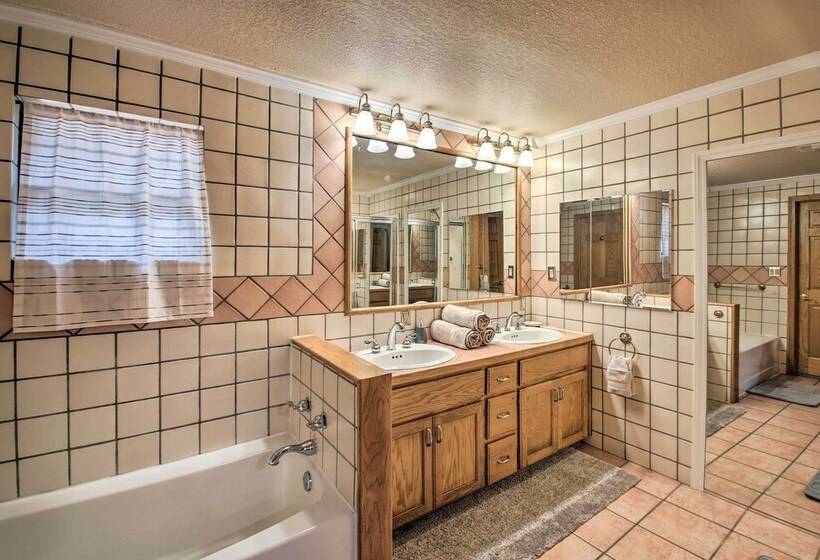 Lakefront Gem W/ Docks In Hot Springs!