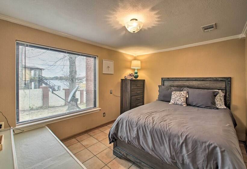 Lakefront Gem W/ Docks In Hot Springs!