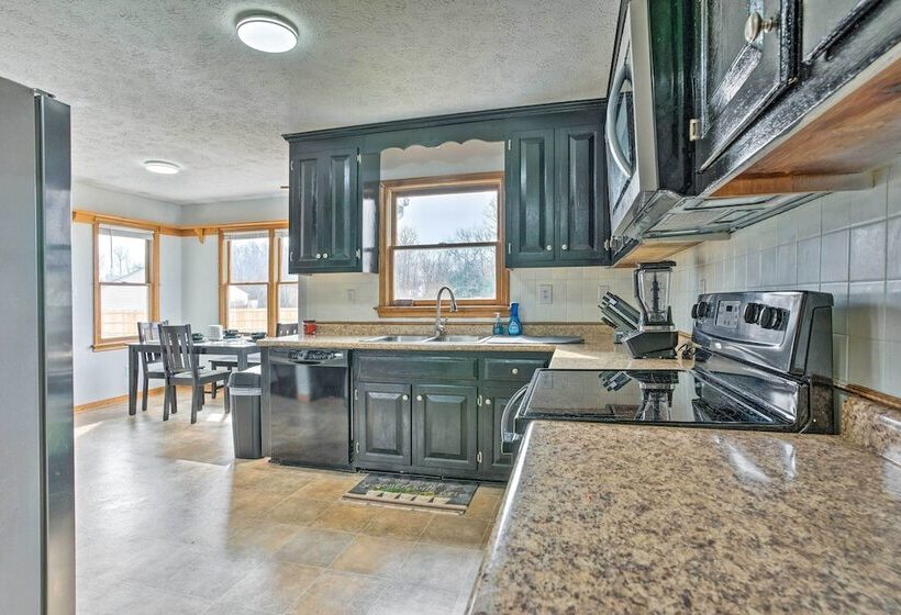 Richmond Area Home W/ Game Room & Patio!