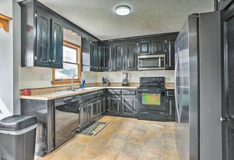 Richmond Area Home W/ Game Room & Patio!