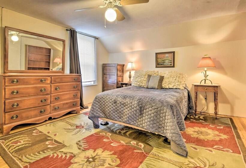 Pet Friendly Roxbury Farmhouse On 350 Acres!