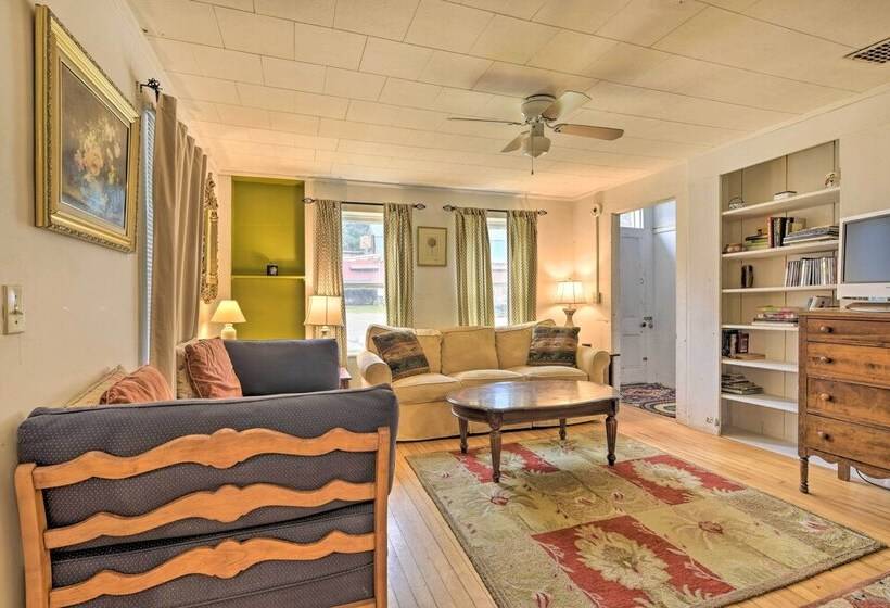 Pet Friendly Roxbury Farmhouse On 350 Acres!