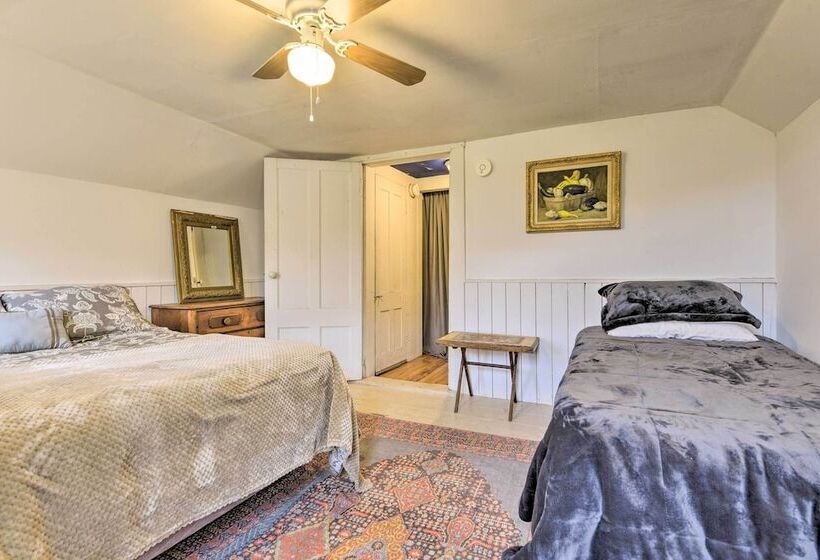 Pet Friendly Roxbury Farmhouse On 350 Acres!