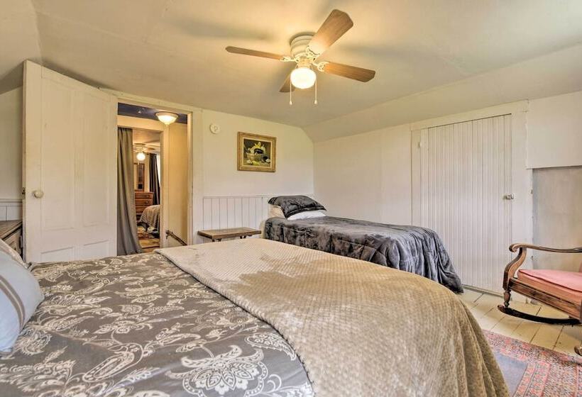 Pet Friendly Roxbury Farmhouse On 350 Acres!