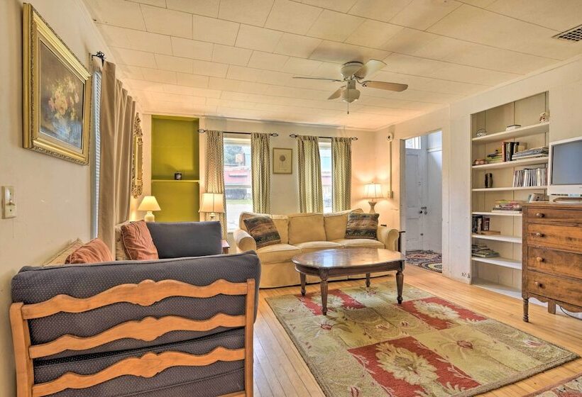 Pet Friendly Roxbury Farmhouse On 350 Acres!