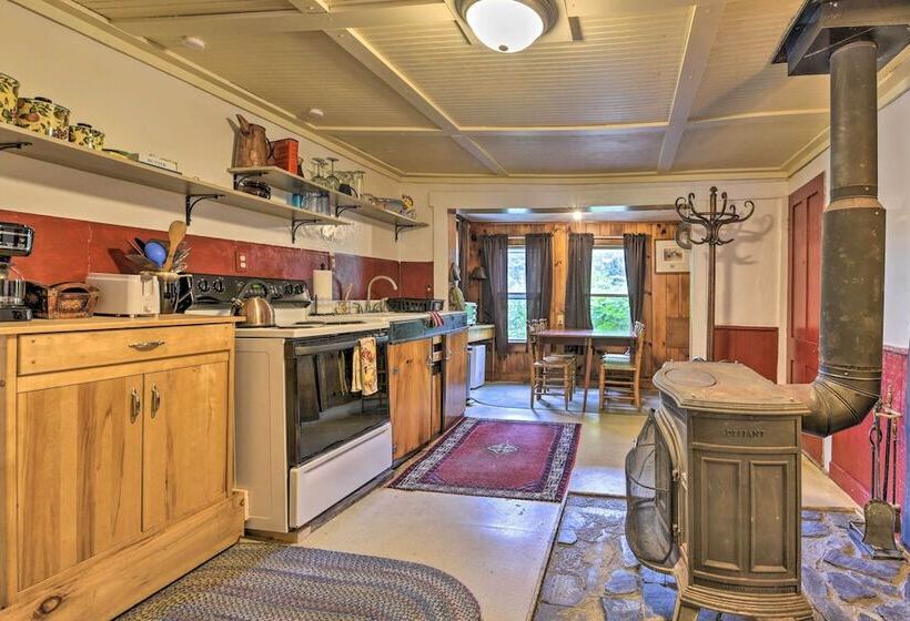 Pet Friendly Roxbury Farmhouse On 350 Acres!