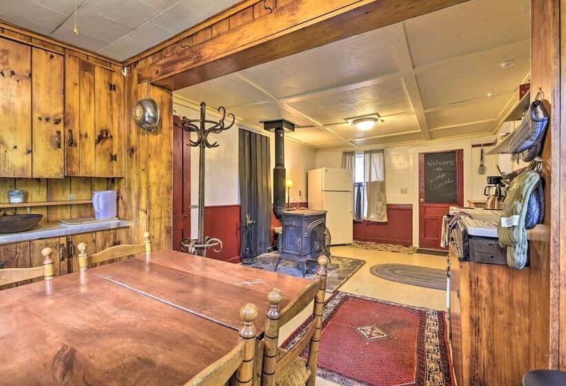 Pet Friendly Roxbury Farmhouse On 350 Acres!