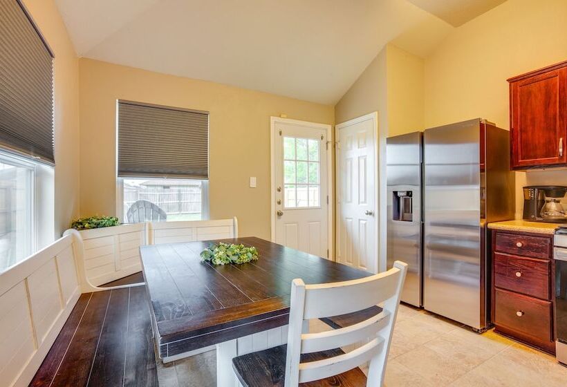 Pet Friendly Texas Retreat W/ Fenced In Yard!