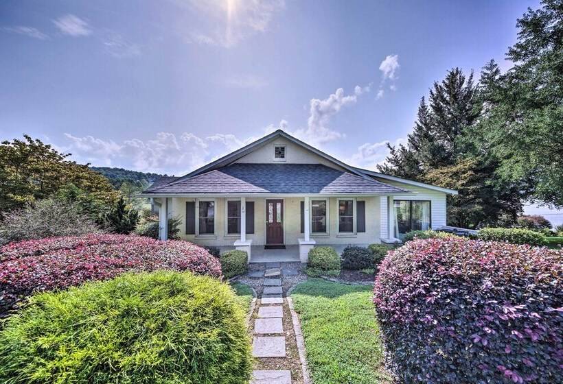 Pet Friendly Waterfront Hayesville Cottage!