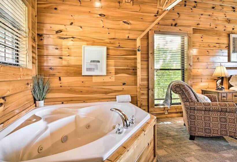 Pigeon Forge Cabin W/ Amazing Mountain Views!