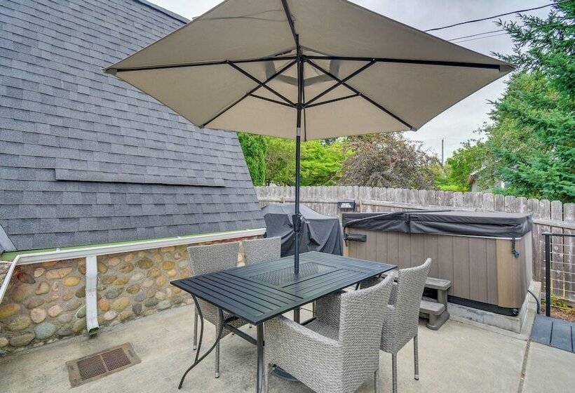 Puget Sound Cabin With Hot Tub And Water Views!
