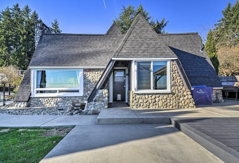 Puget Sound Cabin With Hot Tub And Water Views!