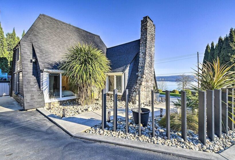 Puget Sound Cabin With Hot Tub And Water Views!