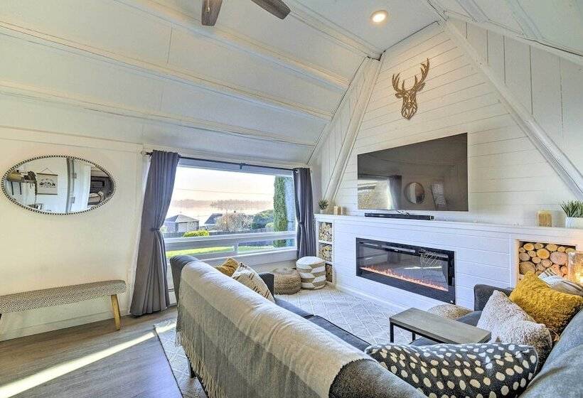 Puget Sound Cabin With Hot Tub And Water Views!