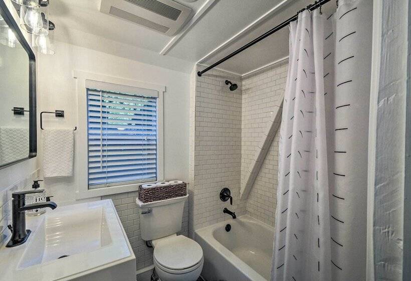 Puget Sound Cabin With Hot Tub And Water Views!