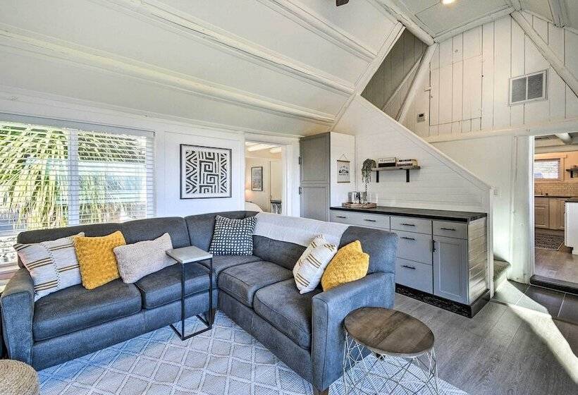 Puget Sound Cabin With Hot Tub And Water Views!