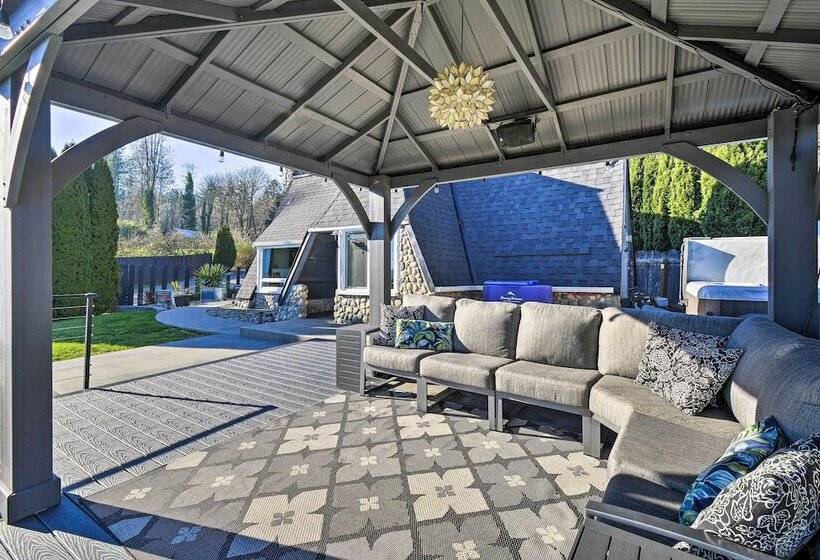 Puget Sound Cabin With Hot Tub And Water Views!