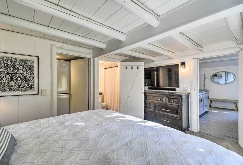 Puget Sound Cabin With Hot Tub And Water Views!