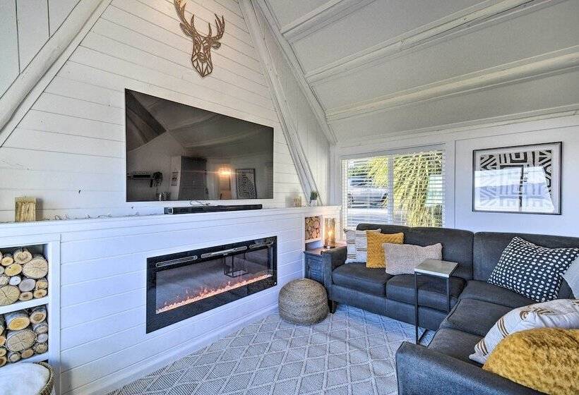 Puget Sound Cabin With Hot Tub And Water Views!