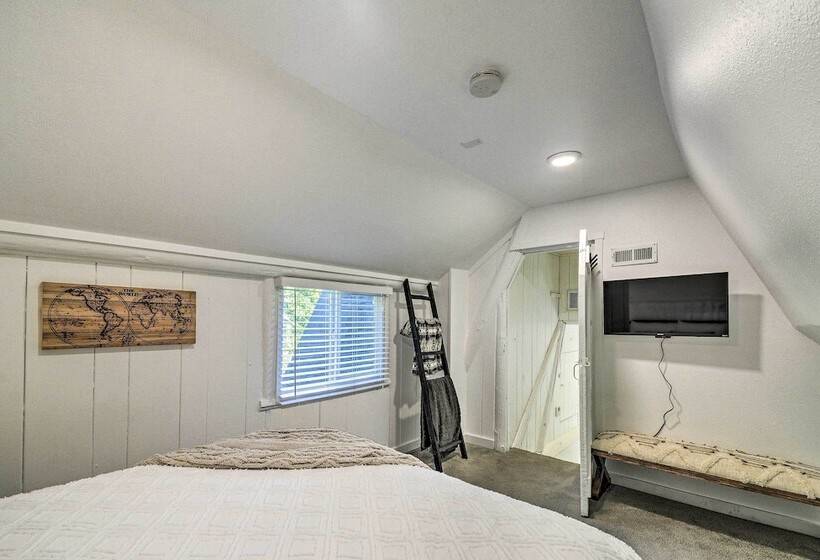 Puget Sound Cabin With Hot Tub And Water Views!