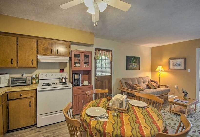 Quaint Hinton Hideaway   Hunt & Fish Nearby!