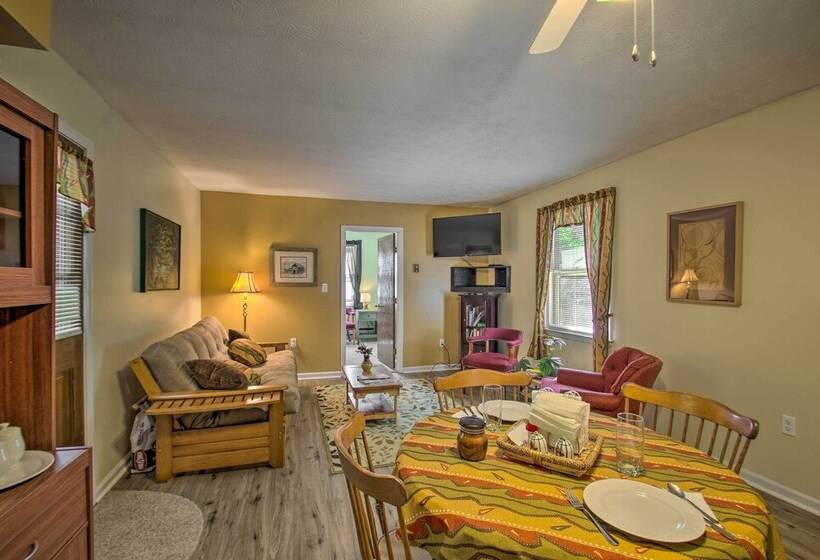 Quaint Hinton Hideaway   Hunt & Fish Nearby!