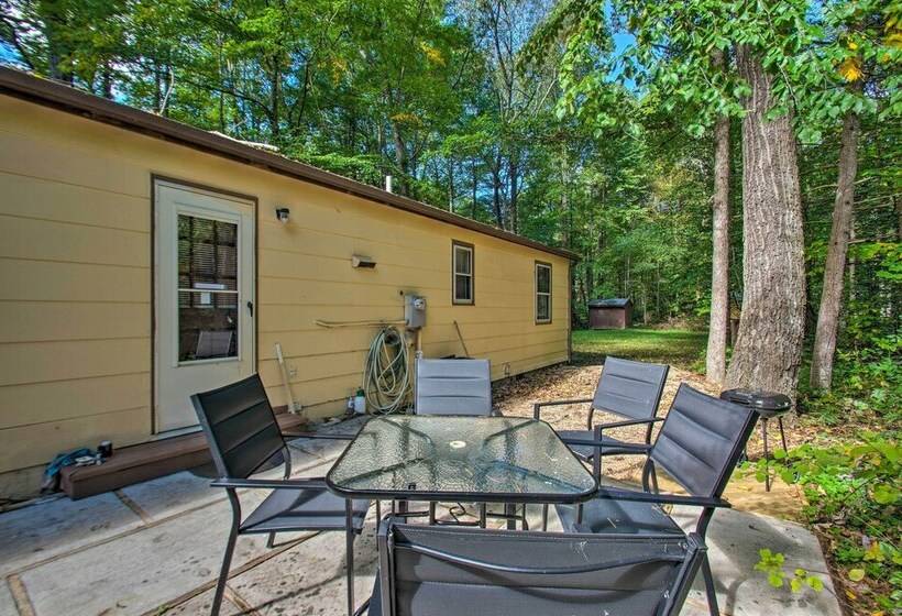 Quaint Hinton Hideaway   Hunt & Fish Nearby!