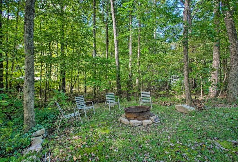 Quaint Hinton Hideaway   Hunt & Fish Nearby!