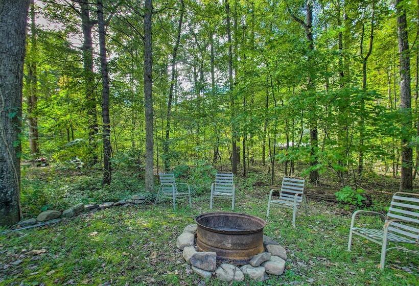 Quaint Hinton Hideaway   Hunt & Fish Nearby!