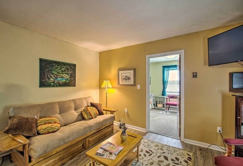 Quaint Hinton Hideaway   Hunt & Fish Nearby!