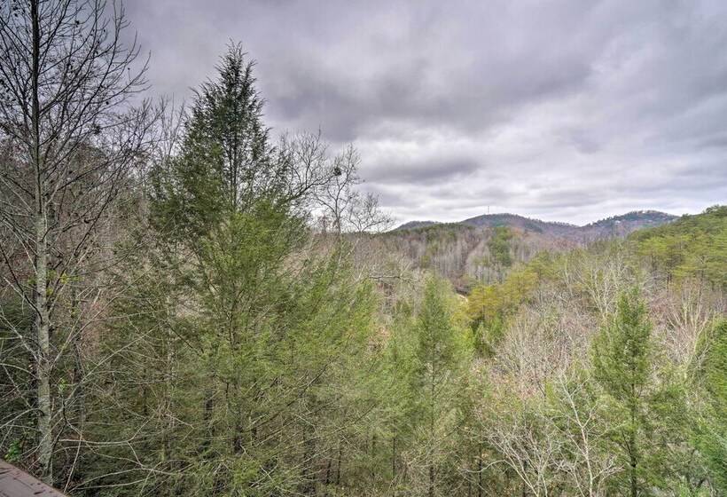 Quaint Sevierville Cabin W/ 2 Tier Deck & Hot Tub!