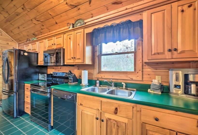 Quaint Sevierville Cabin W/ 2 Tier Deck & Hot Tub!
