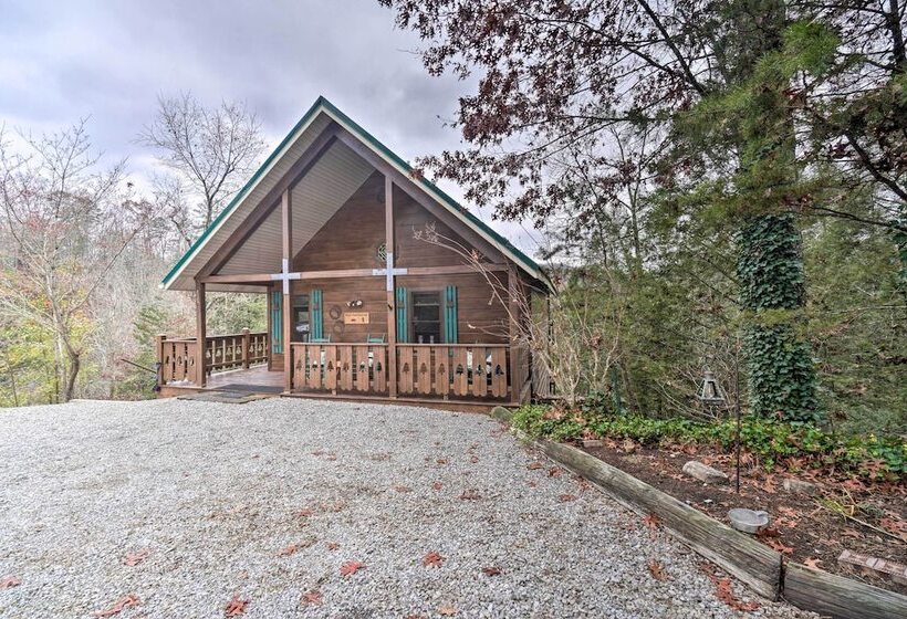 Quaint Sevierville Cabin W/ 2 Tier Deck & Hot Tub!
