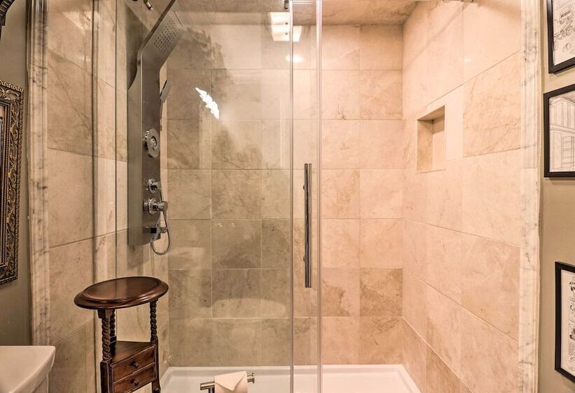 Quiet Art Inspired Hendersonville Boutique Lodge!