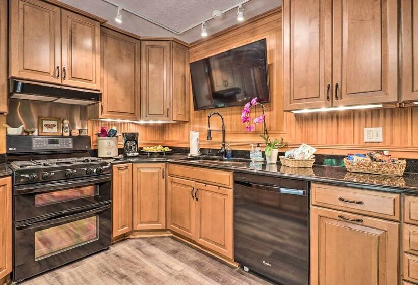 Quiet Art Inspired Hendersonville Boutique Lodge!