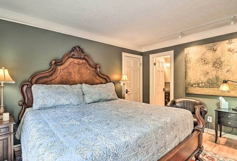 Quiet Art Inspired Hendersonville Boutique Lodge!