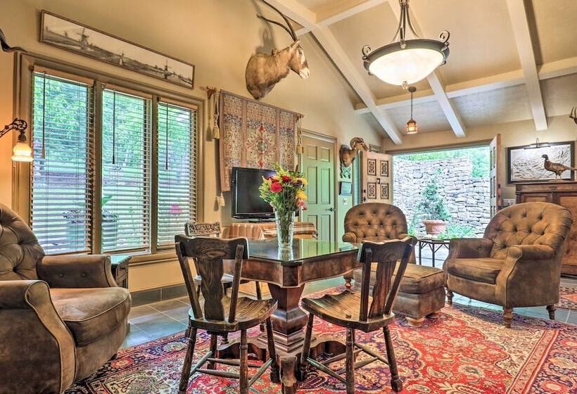 Quiet Art Inspired Hendersonville Boutique Lodge!