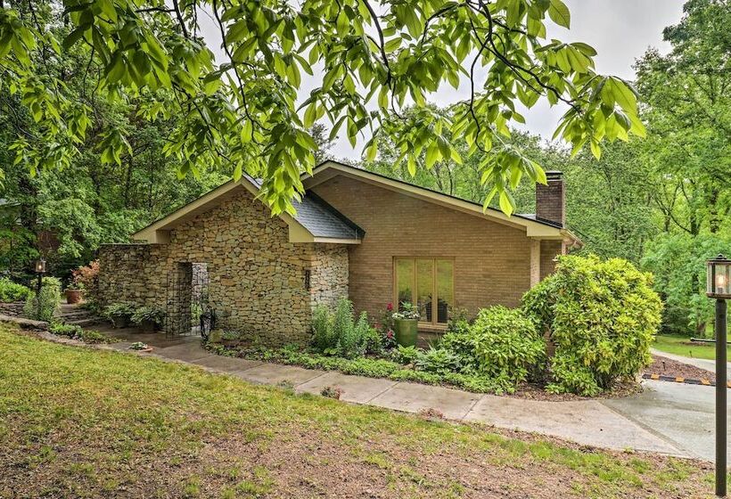 Quiet Art Inspired Hendersonville Boutique Lodge!