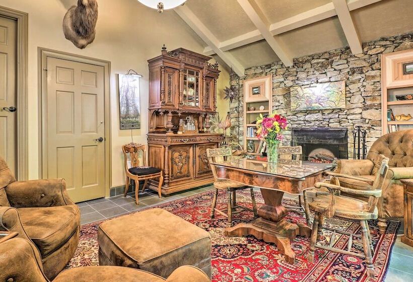 Quiet Art Inspired Hendersonville Boutique Lodge!