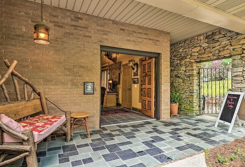 Quiet Art Inspired Hendersonville Boutique Lodge!