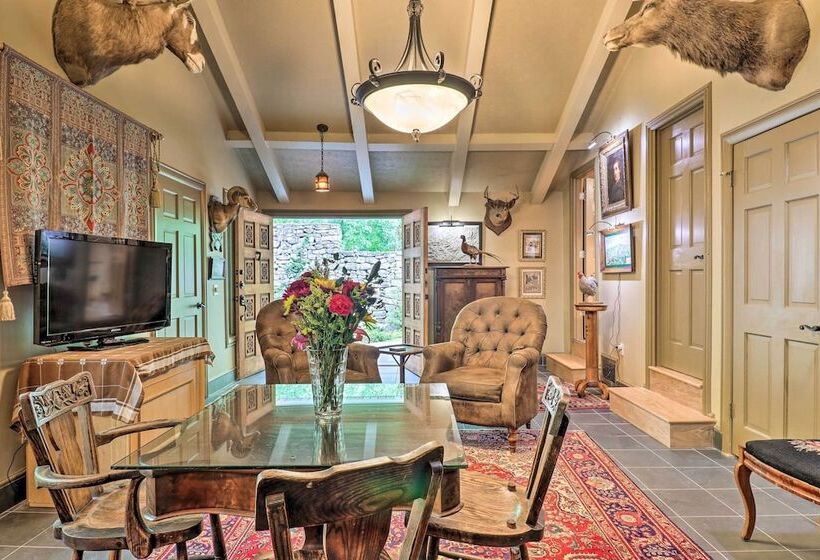 Quiet Art Inspired Hendersonville Boutique Lodge!