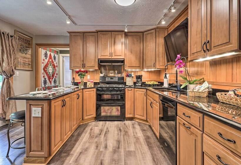 Quiet Art Inspired Hendersonville Boutique Lodge!