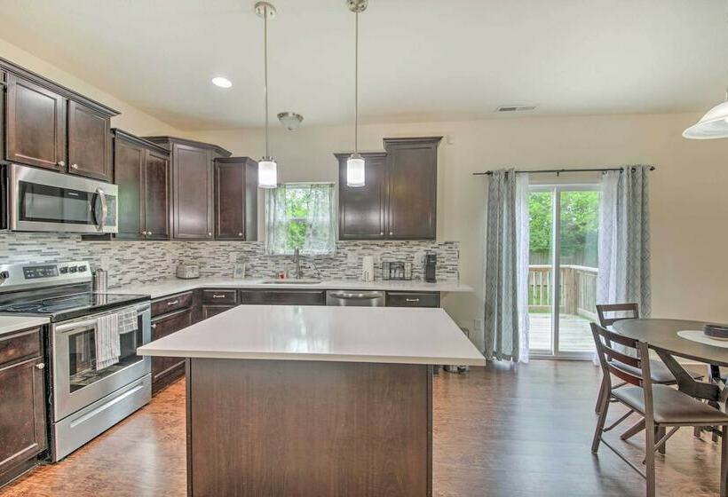 Quiet Greenwood Home ~ 16 Mi To Indianapolis!