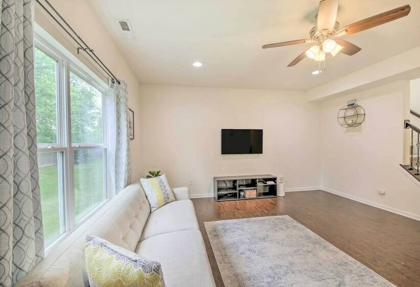 Quiet Greenwood Home ~ 16 Mi To Indianapolis!