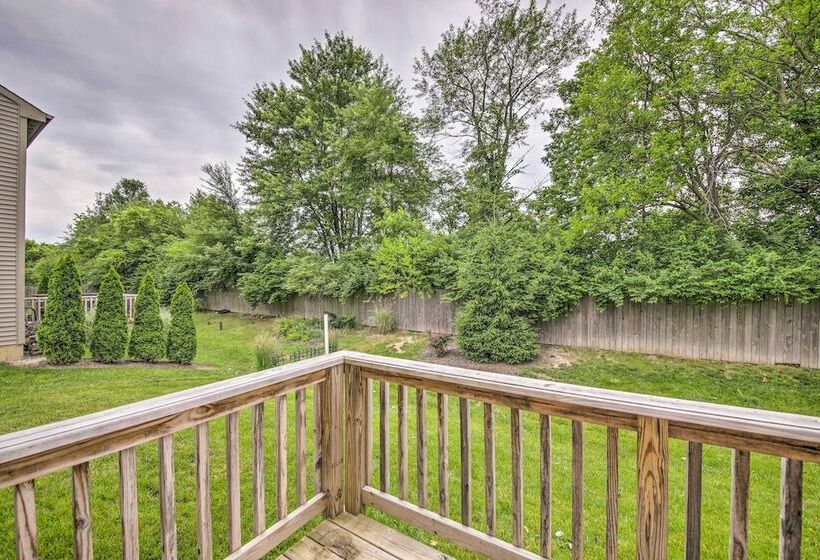 Quiet Greenwood Home ~ 16 Mi To Indianapolis!