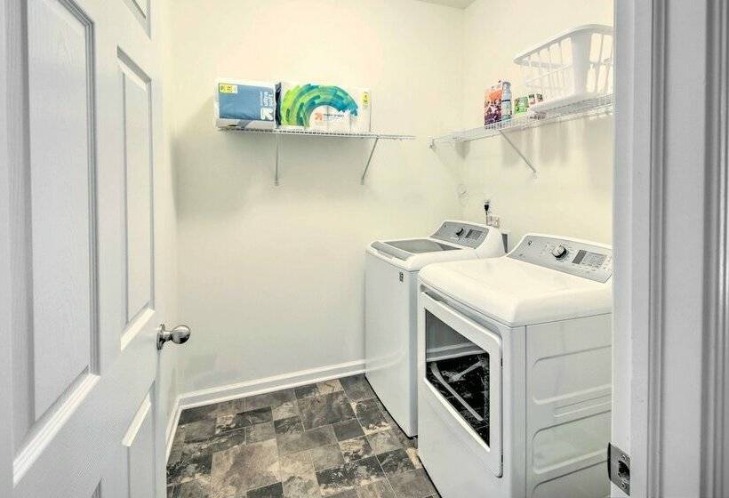 Quiet Greenwood Home ~ 16 Mi To Indianapolis!