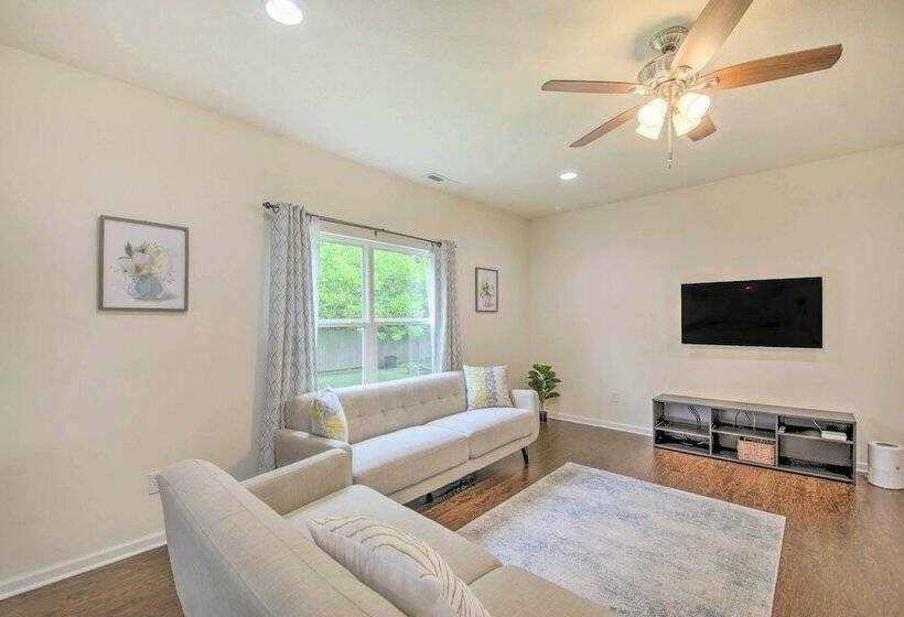 Quiet Greenwood Home ~ 16 Mi To Indianapolis!