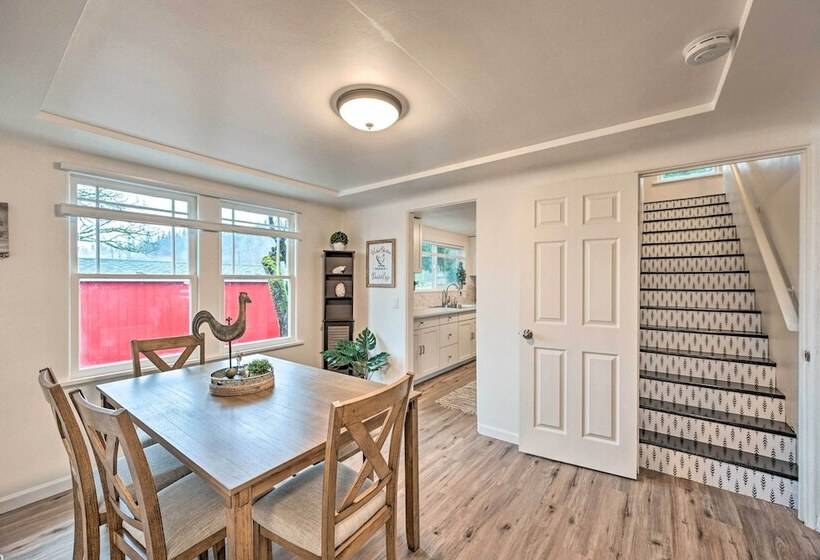 Redmond Farmhouse On 2 Acres W/ Deck & Grill!