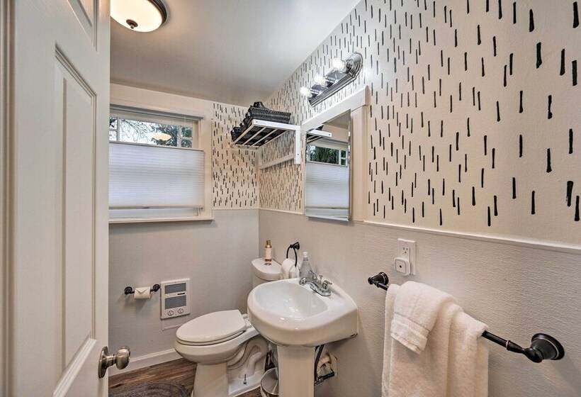 Redmond Farmhouse On 2 Acres W/ Deck & Grill!